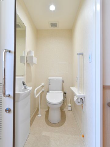 バリアフリーの洋式トイレ トイレ 手すりが設けられた清潔感のあふれるトイレ空間で、安心して毎日を過ごせる環境が整っています。