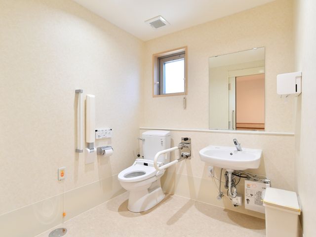 バリアフリー設計のトイレ トイレ 手すりや背もたれがついたトイレは、利便性と安全性を高めており、さまざまなニーズに対応しています。