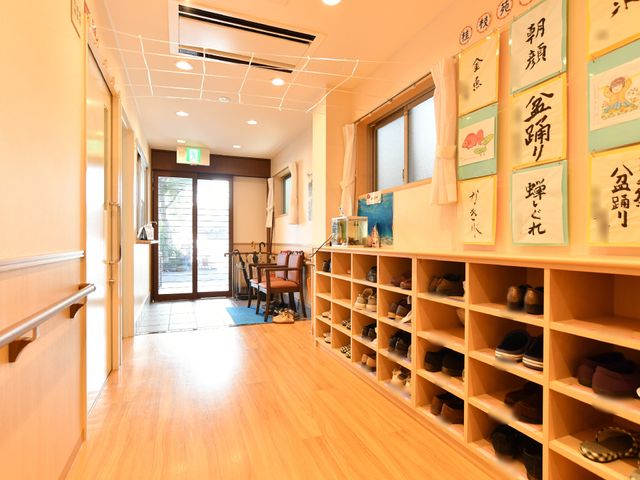 玄関ホールと靴箱 玄関 温かみのあるエントランスです。靴を収納するための多数の区画を有した靴箱が備え付けられており、整理整頓された環境を実感していただけるでしょう。