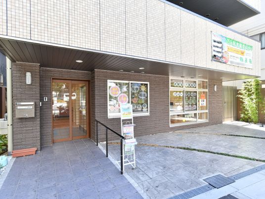 明るく開放的な施設入口