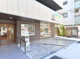 明るい施設のエントランス
