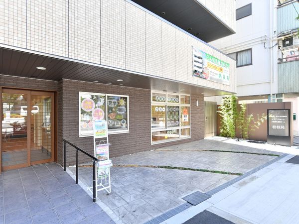 明るい施設のエントランス