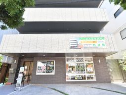 明るい建物の外観