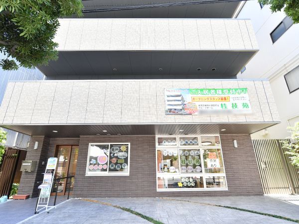 明るい建物の外観