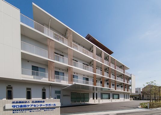 広々とした外観
