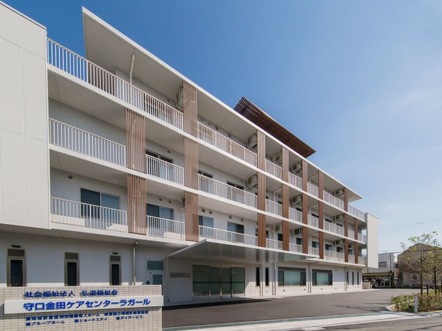 広々とした外観 外観 清潔感のある建物の前には、スペースが広がり、ゆとりを感じる環境です。