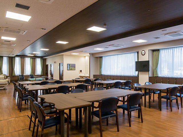 居心地の良いダイニング ダイニングルーム 広々としたダイニングルームは日差しが入り、共に食事を楽しむ明るい空間です。お食事のひとときをゆったりとお過ごしいただけます。