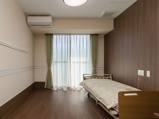 居心地の良い居室 居室 広々とした綺麗な空間の居室です。窓からの自然光が入り、穏やかな時間をお過ごしいただけます。