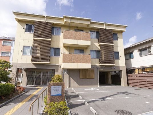 3階建て施設外観  