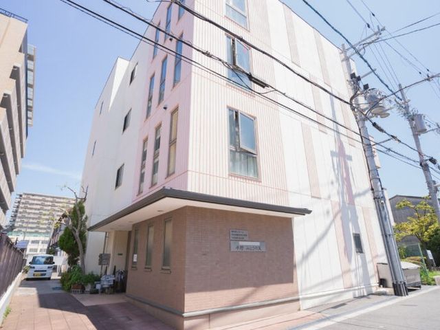 建物外観 外観   白を基調とした外観で、すっきりとした印象です。周囲の道に面しており、明るい雰囲気が伝わります。
