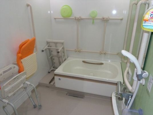 バリアフリーの浴室設備