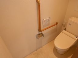 バリアフリートイレ手すり付き