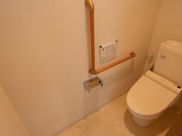 バリアフリートイレ手すり付き