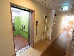 エレベーター付き廊下