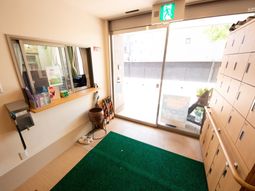 明るいエントランスの一角