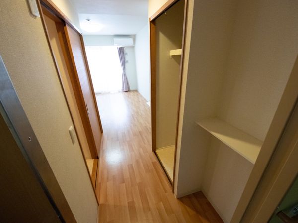 明るい廊下と居室入口
