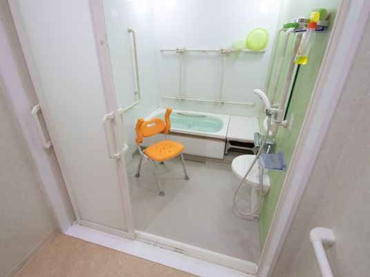 バリアフリー設計の浴室