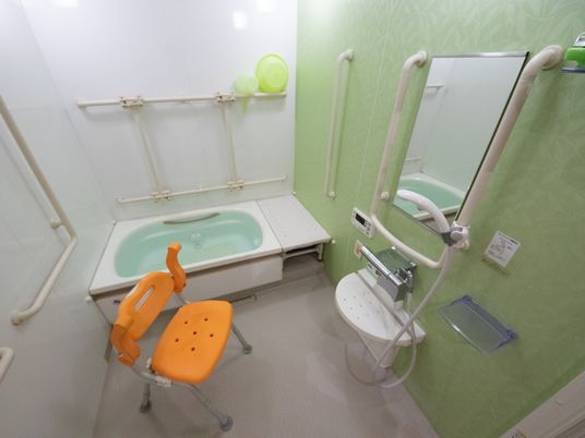 バリアフリー設計の浴室