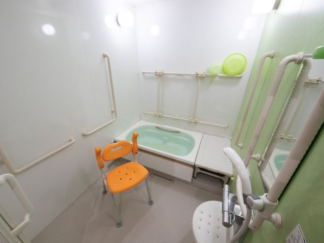 バリアフリー浴室器具 浴室 手すりやシートが完備された使いやすい浴室です。安心してご利用いただける設計になっております。