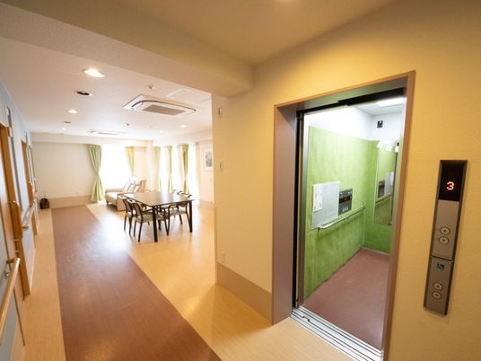 共有スペースに面した廊下