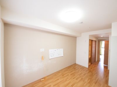 部屋の照明と床