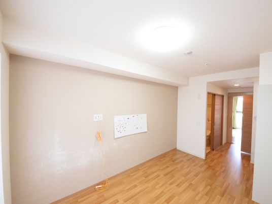 部屋の照明と床