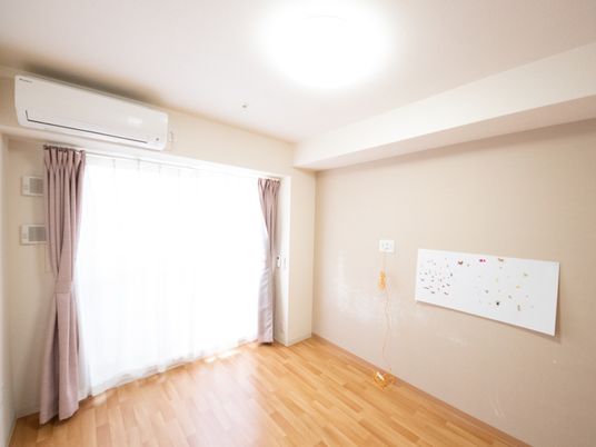 明るい室内の居室空間