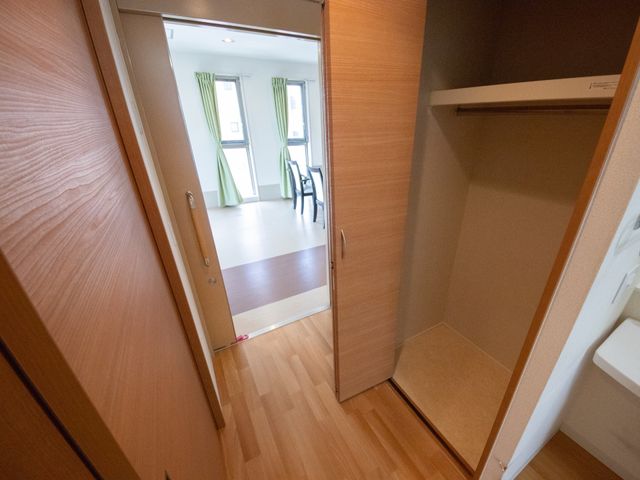 居室のクローゼット付き入口 収納 ゆったりとした居室への入口です。明るい窓辺のテーブルで、心地よいひとときを過ごせます。