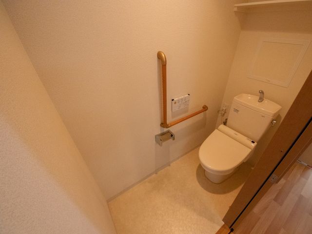 バリアフリートイレ設備 トイレ 安全に配慮された手すり付きトイレです。利用者の日常の快適さを支える設計となっています。
