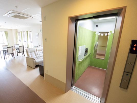 エレベーター付近のリビング