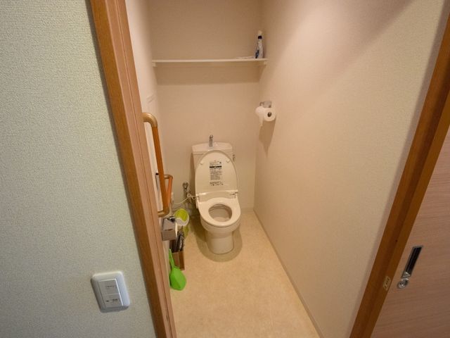 手すり付きトイレ空間 トイレ 使いやすさを考慮したトイレスペースで、手すりが設置されており、快適な日々をサポートします。