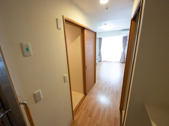 廊下から居室への視点 居室 ゆとりのある廊下は明るく、居室への動線もスムーズです。そんな落ち着いた環境でのお仕事をご希望なら、ぜひご検討ください。