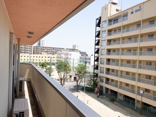 広々とした明るいバルコニー