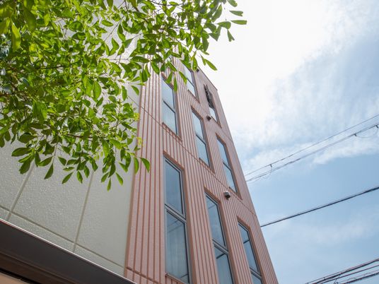 新緑が映える建物外観