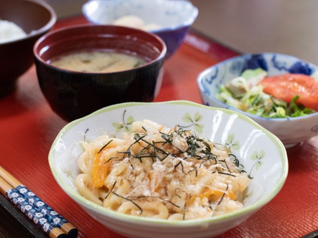 和風の美味しそうな食事 食事 栄養バランスを考慮した和食をご提供しており、日々の食事が楽しみの一つとなります。手作りの温かさが感じられる献立です。