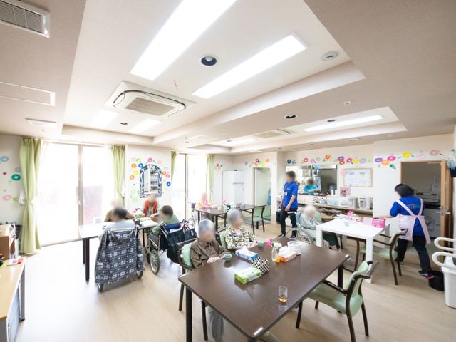 活気のある共用スペース 食堂 広々とした食堂では、スタッフが入居者の皆様のサポートを行っており、会話が弾む光あふれる空間が広がっています。日々の業務を通じて、入居者様との温かな関わりを大切にしています。