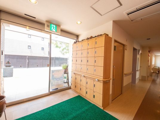 エントランスの明るい通路