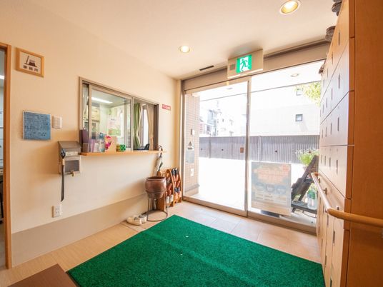 エントランスの明るい空間