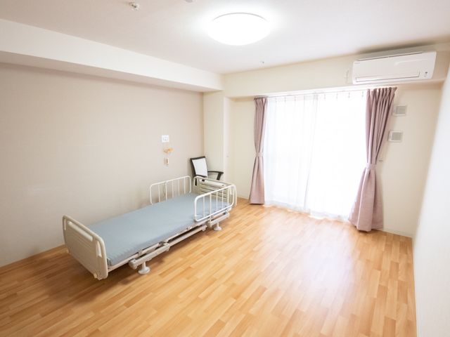 明るい単身用居室 居室 ゆったりとした造りの個室で、プライバシーを大切にした静かな環境です。明るい窓辺では、穏やかなひとときが過ごせそうです。