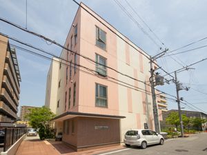 ピンク色の建物の外観