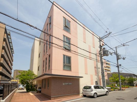 ピンク色の建物の外観