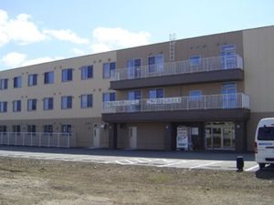 明るい外観の建物