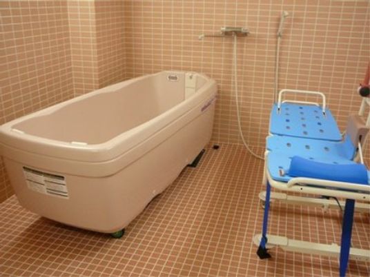 清潔な浴室と介助用椅子