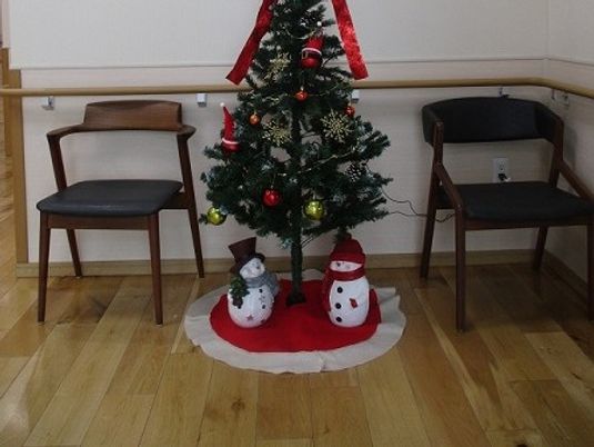 クリスマス飾りのある休憩室  