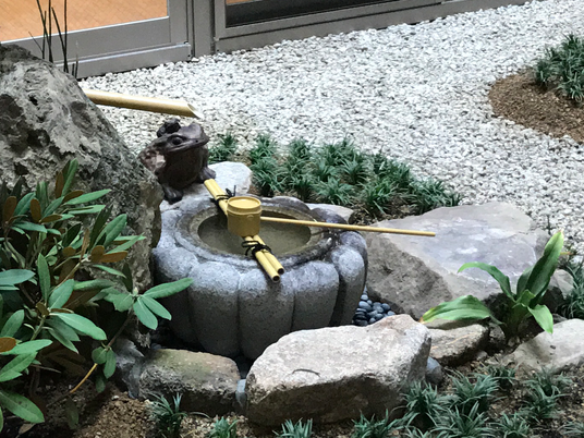 庭の手水鉢  