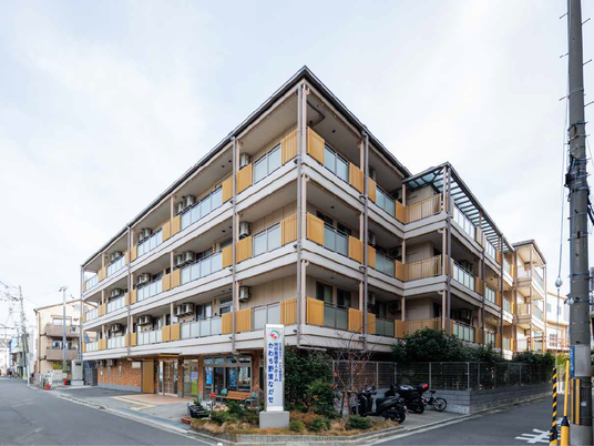 多層の建物外観  