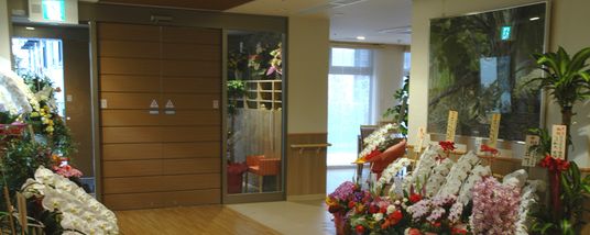華やかな花々が並ぶエントランス