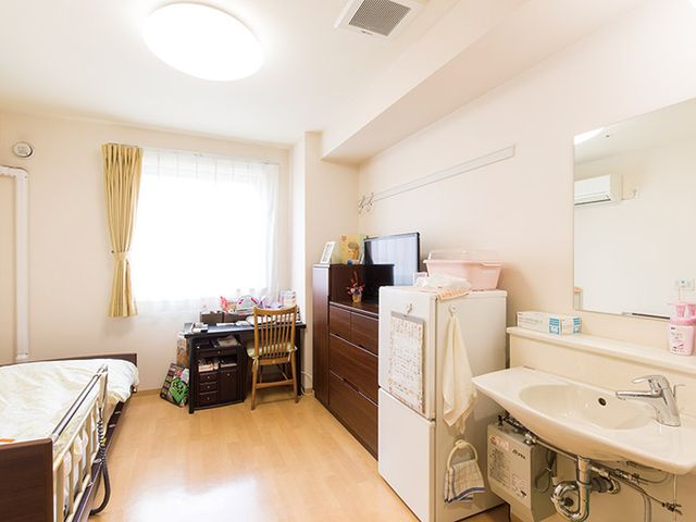 明るい個室の居室 居室   広々とした明るい居室で、快適に過ごせます。自然光が窓から差し込み、リラックスできる空間です。