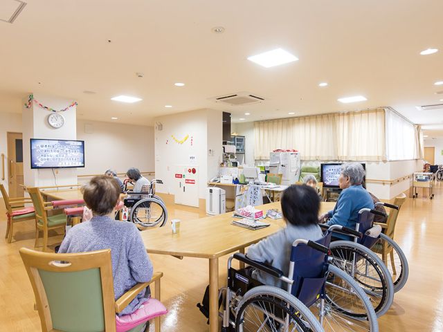 ゆったりとしたラウンジ ラウンジ 自然光が差し込む広々としたスペースで、リラックスタイムをお楽しみいただけます。テレビやお茶を囲み、和やかなひとときをお過ごしいただけます。