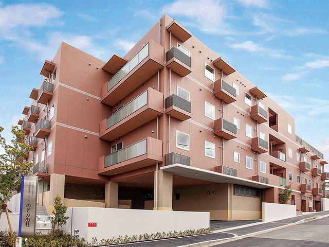 モダンな建物の外観 外観 清潔感のある建物で、落ち着いた雰囲気の中で働けます。施設周辺は静かで働きやすいです。
